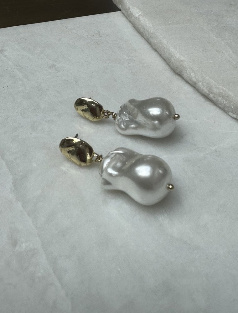 Sample Sale No65-Pearl and gold drop earrings.