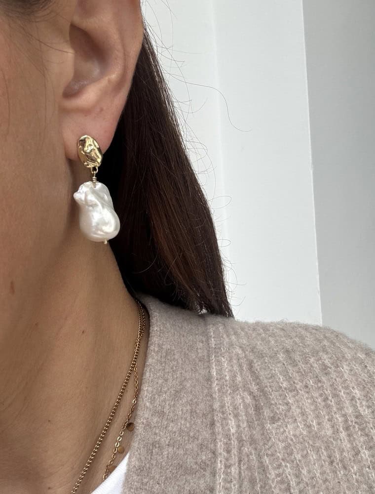 Sample Sale No65-Pearl and gold drop earrings. - Image 2